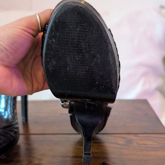 black heel - Picture 2 of 2